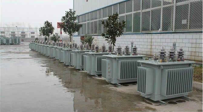 油浸式變壓器的保養(yǎng)如何去做？預防滲漏油：油浸式變壓器在油箱內充滿變壓器油，裝配中依靠緊固件對耐油橡膠元件加壓而密封。